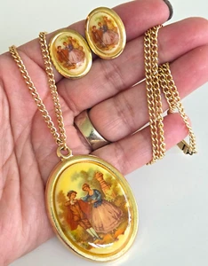 Vtg Hong Kong Courting Couple Plastic Cab GoldTone Pendant Necklace Earrings Set - Picture 1 of 9