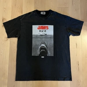 NEU Kith for JAWS japanisches Poster Vintage T-Shirt schwarz Größe M Medium IN HAND - Bild 1 von 9