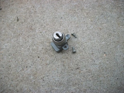 Chrysler New Yorker 300 Newport 1963 1964 tablero guantera pestillo de puerta y tornillos Foto 1 de 4