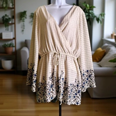 Mameluco One Clothing talla XL. Manga larga. Estampado de borde floral. Cuello en V. Forrado Foto 1 de 4