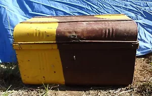 Retro Painted VINTAGE METAL TRUNK - Picture 1 of 6