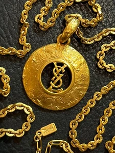 YVES SAINT LAURENT Collar Colgante AUTÉNTICO YSL Logo De Colección Raro Largo Dorado Envío gratuito 572 - Imagen 1 de 20