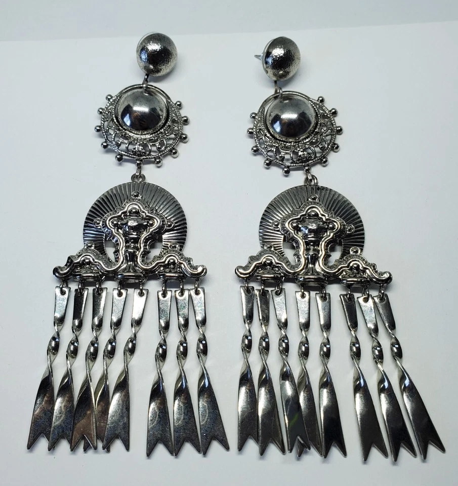 Enormes pendientes colgantes Elizabeth Cole tono plata ornamentados Foto 1 de 4