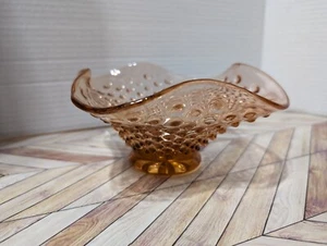 Vintage Indiana Glas Pfirsich/Bernstein Nagel Knopf Bonboniere gewellter Rand Vintage - Bild 1 von 4