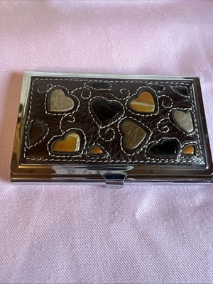 Portatarjetas de visita de cuero Brighton con metal plateado Foto 1 de 4