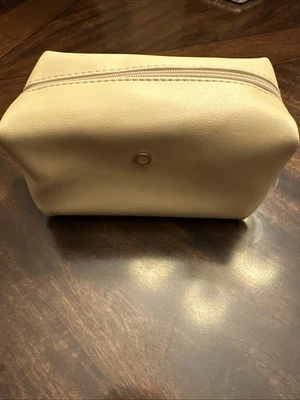 Bolsa de maquiagem Bvlgari clutch - 7,5” X 4” X 4” - Nova!!!! - Imagem 1 de 4