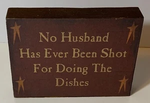 Funny Wood Sign “No Husband Has Ever Been Shot For Doing The Dishes” Burgundy - Bild 1 von 2