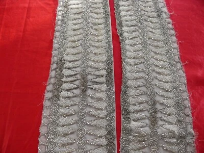 Ancien Galon en perles de verre sur crêpe de soie gris décor géométrique 1920 - Photo 1/4