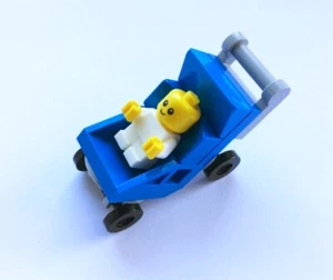 Kleine Lego Baby Minifigur im blauen Kinderwagen - Bild 1 von 1
