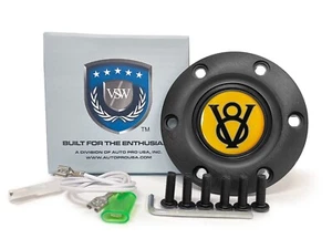 Botón de bocina de aluminio negro de 6 pernos con emblema de gel Hot Rod V8 amarillo - Imagen 1 de 6