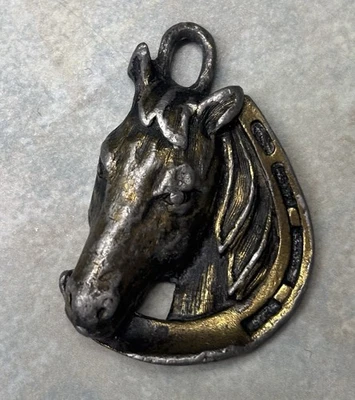 Berloque vintage de estanho cabeça de cavalo equestre joia perfil ferradura faroeste 2” - Imagem 1 de 4