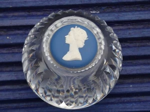 Wedgwood Queen Elizabeth II Jubilee Glass Jasperware Cameo Paperweight - Picture 1 of 6