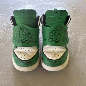 Nike Jungen Sky Jordan 1 BQ7196-301 Grün Basketballschuhe Turnschuhe Größe 9C Kinder - Bild 1 von 14