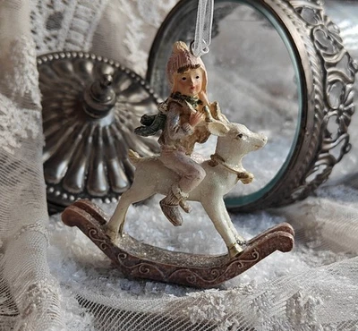 Kind auf Schaukelpferd Weihnachten Pastelltöne Anhänger Landhaus 8 x 3 x 9 cm - Bild 1 von 3