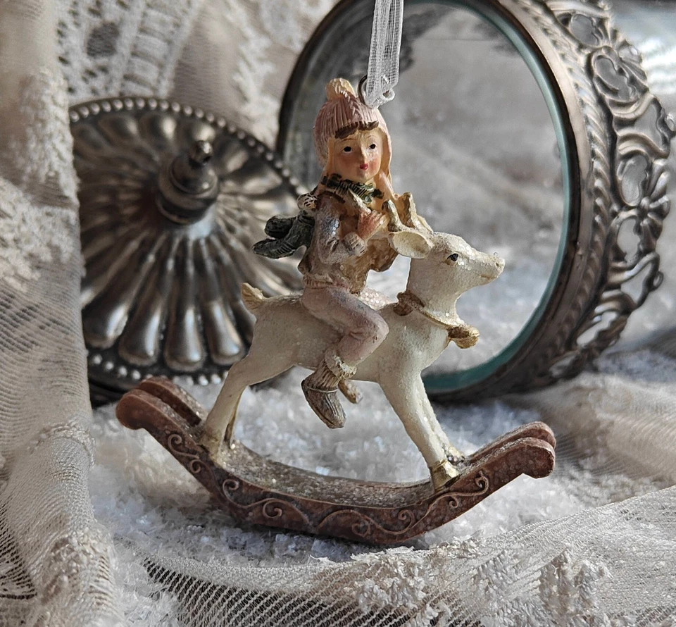 Kind auf Schaukelpferd Weihnachten Pastelltöne Anhänger Landhaus 8 x 3 x 9 cm - Bild 1 von 3
