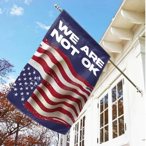 Protest Hausfahne - "We Are Not OK" Patriotisches Gartenbanner für Demonstrationen - Bild 1 von 5