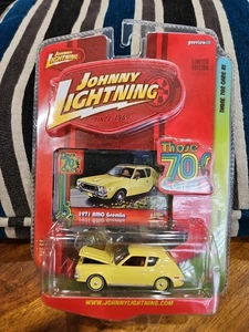 Johnny Lightning Yellow '71 AMC Gremlin Those 70s Cars R1 2007 1:64 Diecast NOC - Picture 1 of 5