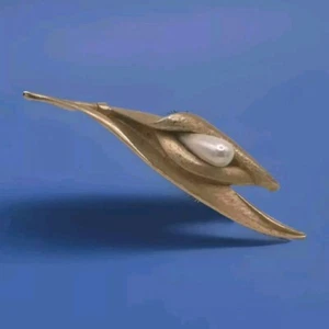 Rare Vintage Crown TRIFARI Gold Plated w/New Faux Pearl Calla Lily Brooch 4.5" - Picture 1 of 7