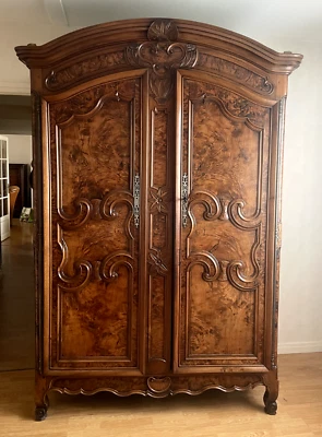 Vielle Grande Armoire Bressanne du 19ème siècle en très bon état. - Photo 1/4