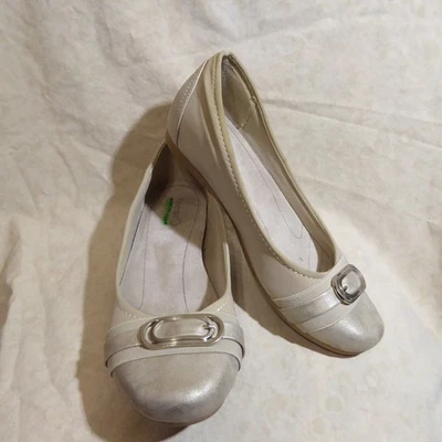 🩰 Pisos de ballet BareTraps talla 9 M textil tostado con detalles de cuero sintético dorado y correa Foto 1 de 4