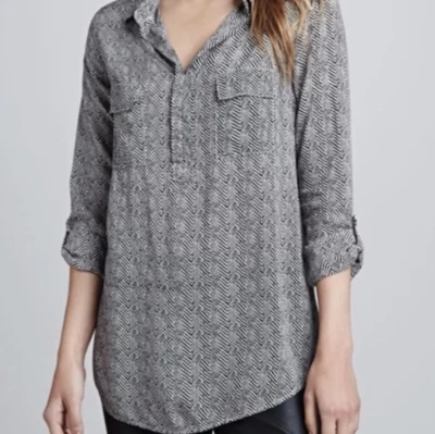 SPLENDID ~ Size XS ~ Black Arrow Print Click Snap Tab Sleeve Henley Blouse a71 - Imagem 1 de 4