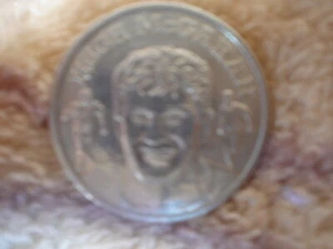 1 X HUGH MCGAHAN COIN APPROX 2.5 CM TELEGRAPH MIRROR 1991 RUGBY LEAGUE FOOTY - Foto 1 di 3