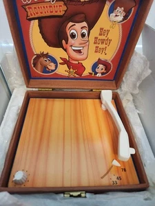 WDCC Toy Story 2 Giradischi Base + Scatola NUOVO - Foto 1 di 6