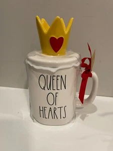 Tazza Rae Dunn REGINA DI CUORI con topper della Disney Alice nel paese delle meraviglie magenta - Foto 1 di 2