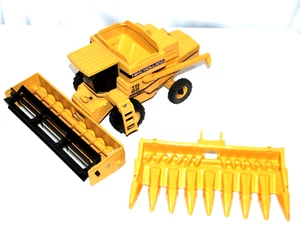 VTG ERTL  1:32 Scale New Holland TR98 Combine W/Corn And Draper Grain Head Loose - Picture 1 of 10