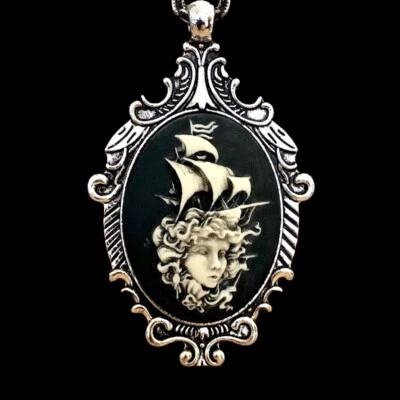 LADY of the SEA 海盗船项链,复古美人鱼装饰浮雕吊坠 — 第 1/3 张图片