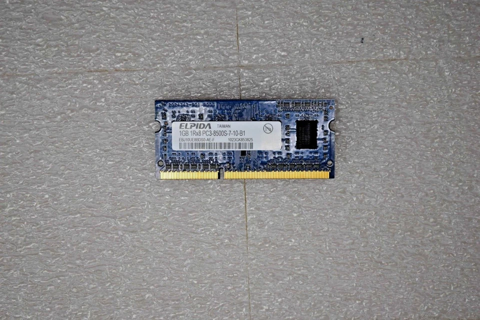 ELPIDA Memory Module 1GB ddr3-1066-PC3 8500-non-ECC Unbuffered SoDimm  55Y3712 - Image 1 of 2