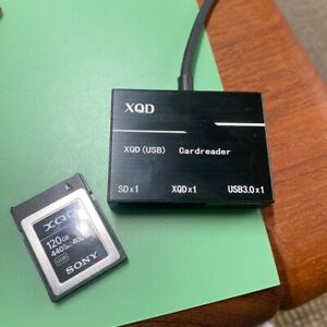 SONY QDG 120F XQD Speicherkarte 120 GB 400 MBs/440 MBs + USB-C Kartenlesegerät