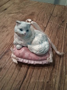 Vintage Avon bianco occhi blu gatto persiano su cuscino rosa ornamento natalizio 2" - Foto 1 di 8