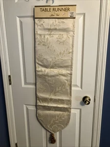 Table runner by Rose tree 90 in.² floral cream - Picture 1 of 7