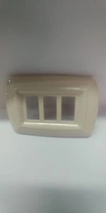 Elettrocanali ECL2593A placca 3 fori colore AVORIO compatibile Bticino Magic - Imagen 1 de 1