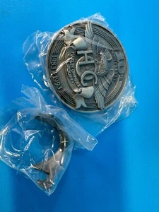 Targa Medaglione Harley Davidson HOG Ufficiale 1993 Capitolo 10° Anniversario ~ NUOVO - Foto 1 di 5
