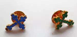 2 Anstecknadeln Kreuz mit Schmucksteinen eine blau eine grün - Bild 1 von 3