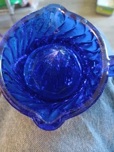 Uno spremiagrumi citrico blu cobalto vintage. - Foto 1 di 9