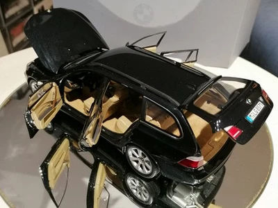 Kyosho 1/18 BMW Serie 5 Touring E61 2004 Deep Black Metallic GORGEOUS MINT Boxed - Immagine 1 di 4