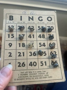 Vintage Bingo Card Piccolo Diminutivo Scarpa Guanto Bottoni Guscio con Spilla Gasti 1/4" - Foto 1 di 7