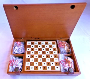 Vintage Miniatur Reise Schach oder Backgammon Spiel mit Kunststoff Figuren. - Bild 1 von 3