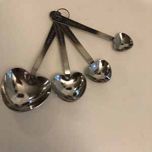 4 Cucchiai Misuratori Diversi a Forma di Cuore Con Detti Ispiratori - Foto 1 di 5