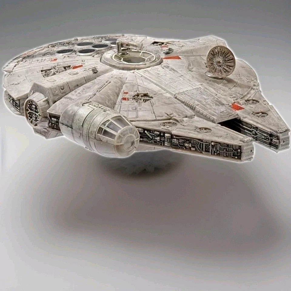 STAR WARS Millennium Falcon + Class 4 Micro Figure Galaxy Squadrone D'assalto - Immagine 1 di 4