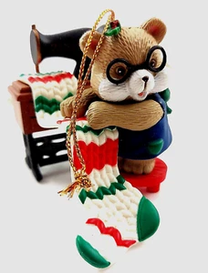 Adorno de Navidad Westmar 1996 vintage fabricación de osos medias en Zinger ~ colgante - Imagen 1 de 7