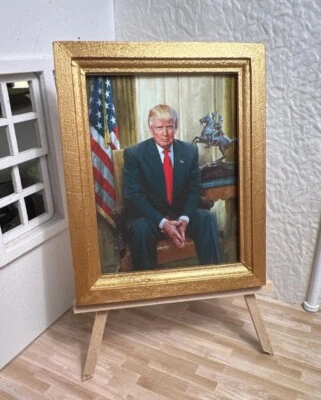 Caja de arte miniatura para habitación de muñecas Donald Trump hecha a mano Foto 1 de 3