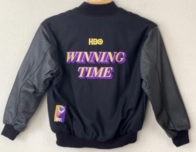 Chaqueta Universitaria HBO WINNING TIME LOS ANGELES LAKERS HBO Elenco y Equipo Show NBA XL Foto 1 de 4