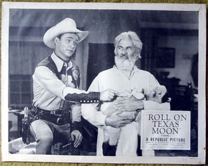 Tarjeta de vestíbulo "Roll On Texas Moon" 1946 de Gabby Hayes con Dale Evans sosteniendo un cordero - Imagen 1 de 1