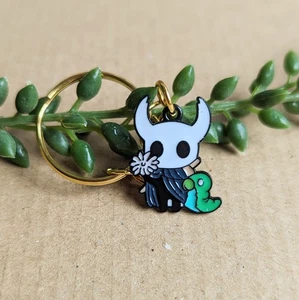 Hollow Knight keyring - Video Game Gamer Keychain Enamel Metal key ring gift - Picture 1 of 2