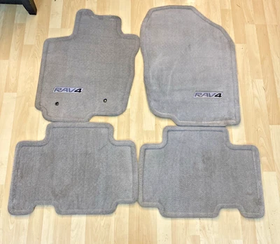 Juego de alfombrillas originales Toyota 2006-2012 Rav4 gris ceniza PT208-42051-31 OEM Foto 1 de 4
