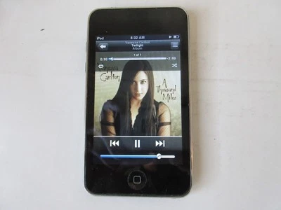 Apple iPod Touch 3rd Generation silver 32GB With (4245 Sons MC008LL) - Image 1 of 4